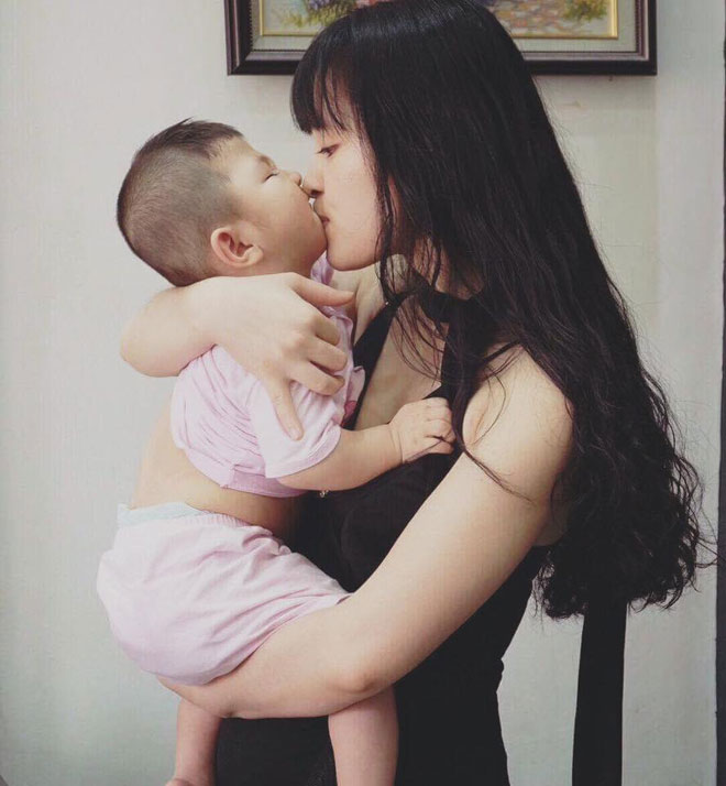 Cô gái Lào Cai nhận nuôi em bé suy dinh dưỡng đã theo chồng về dinh - 1