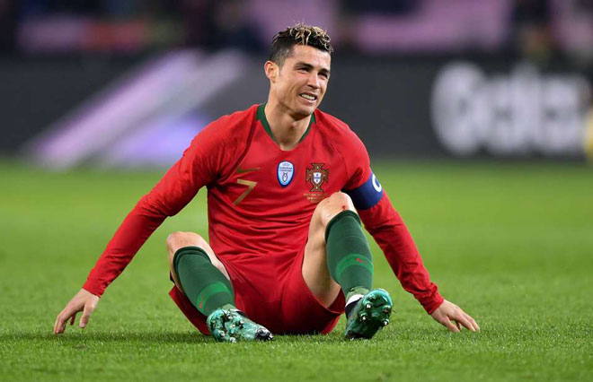 Ronaldo - BĐN thua thảm: Kỷ lục tệ nhất, thẫn thờ bị fan cuồng &#34;hôn trộm&#34; - 1