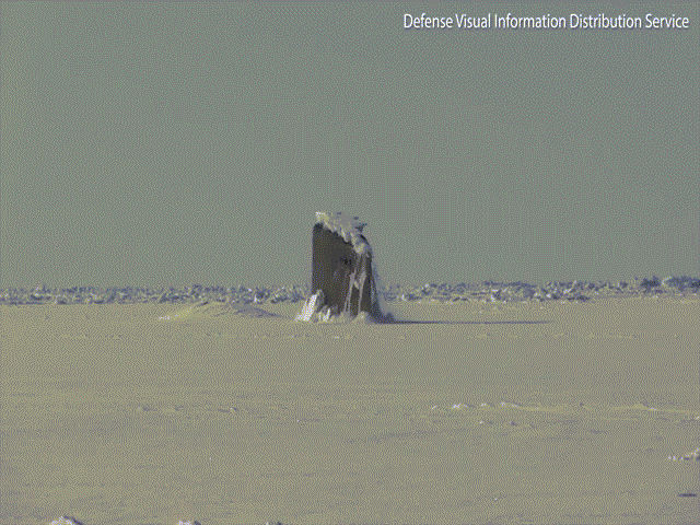 Thế giới - Xem tàu ngầm Mỹ bất ngờ đội băng dày nửa mét trồi lên