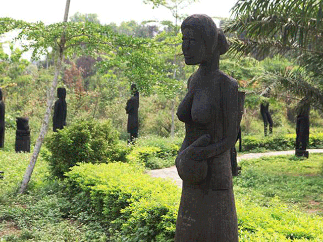 Tin tức trong ngày - Du khách thích thú bên tượng gỗ phồn thực ở Hà Nội