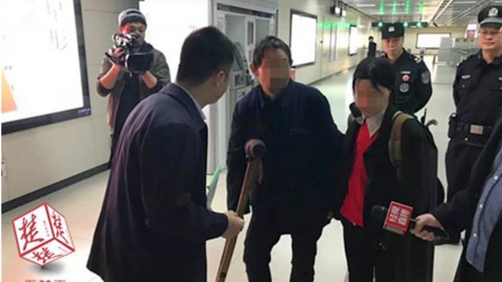 TQ: Choáng với số tiền ăn xin kiếm được ở nhà ga tàu điện - 1