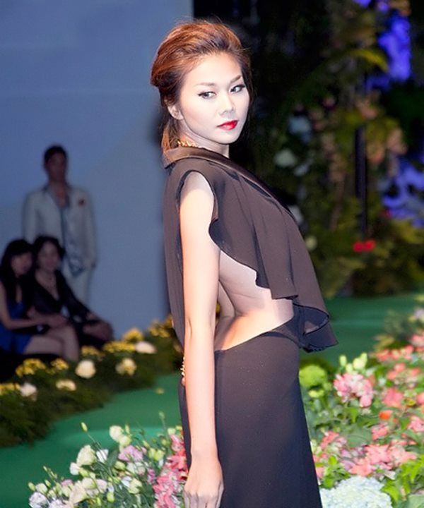 Những tấm lưng gãy &#34;thần thánh&#34; mặc váy ôm cực đẹp của mỹ nhân Việt - 8