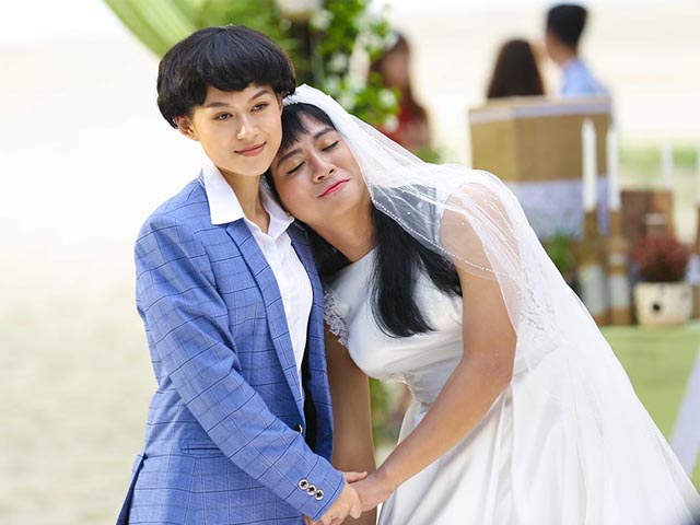 Phim - Hoài Lâm mặc áo cô dâu, đi giày cao gót nhiều giờ trong "Yêu em bất chấp"