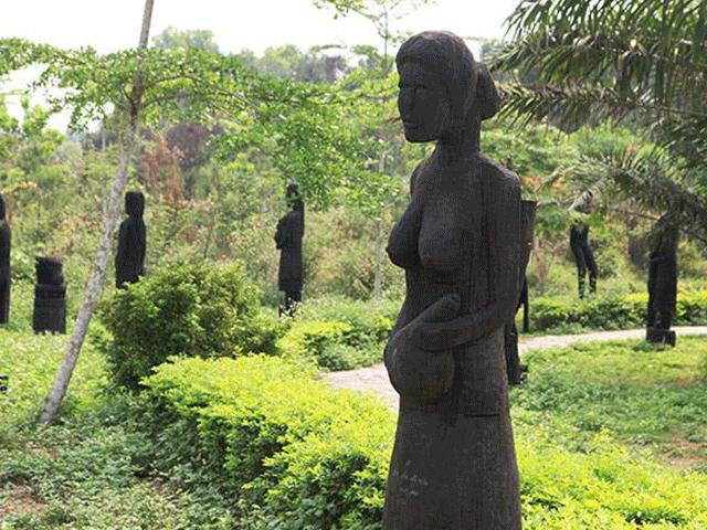 Tin tức trong ngày - Du khách thích thú bên tượng gỗ phồn thực ở Hà Nội