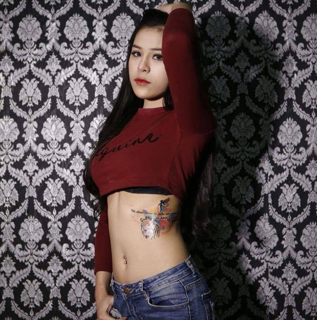 Cô nàng tỏ vẻ hài lòng với hình xăm đầu tiên trên cơ thể.&nbsp;