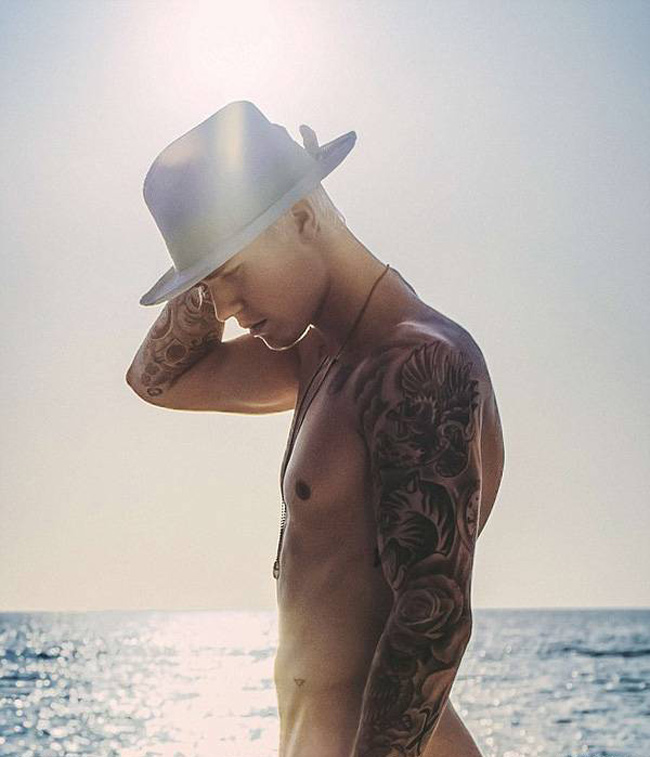 Justin Bieber cũng lạ không kém cô người tình cũ. Nam ca sĩ thường xuyên đăng ảnh nhạy cảm như khỏa thân và thích để cơ thể thiên nhiên khi đi du lịch ngoài trời. Việc chụp hình nude trên tạp chí chẳng có gì khó với Justin.