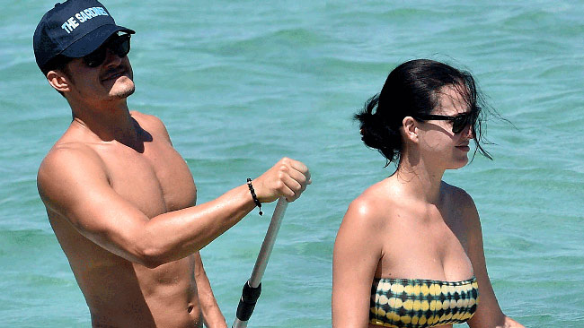 Orlando Bloom bị paparazzi chụp được cảnh&nbsp;không mặc gì khi chèo thuyền bên bạn gái&nbsp;- nữ ca sĩ Katy Perry.