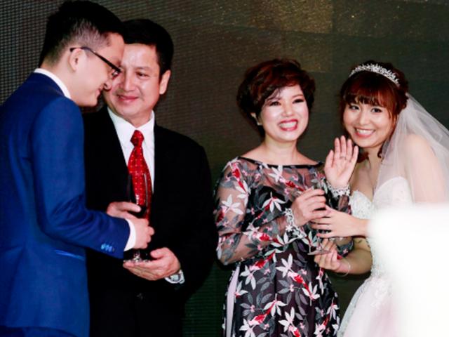 Đời sống Showbiz - Vợ chồng "Táo Giao Thông" hạnh phúc trong đám cưới giản dị của con trai