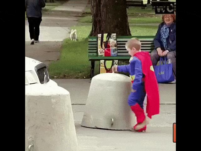 Video Clip Cười - Ngỡ ngàng với sức mạnh khó tin của "siêu nhân nhí"