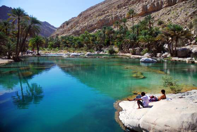 Ốc đảo Wadi Bani Khalid, Oman: Đất nước Trung Đông này là nơi có khá nhiều ốc đảo đẹp và một trong số đó là Wadi Bani Khalid. Ốc đảo này quanh năm có nước chảy từ suối tự nhiên nằm ở phần trên của thung lũng, vì thế thảm thực vật tại đây rất phong phú.