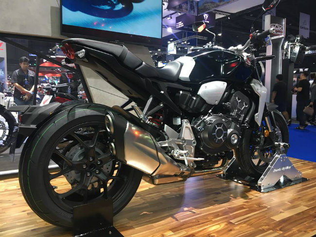 Thiết kế xe ấn tượng, thanh tay lái được nâng cao một chút. Về tổng thể Honda CB1000R rõ ràng là mẫu xế tân cổ giao duyên. Ảnh: Nhật Nguyên