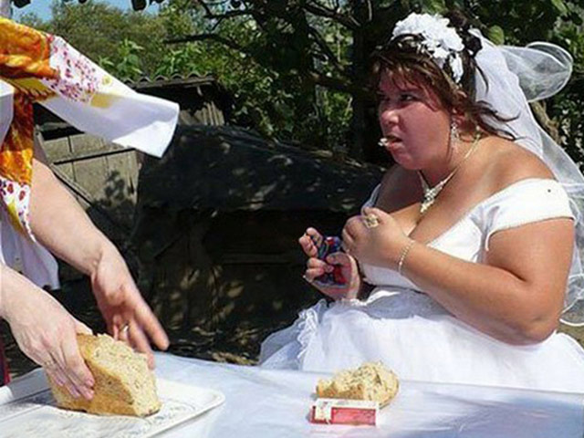 Tranh vui - Chú rể lắc đầu với các cô dâu "ngầu" nhất địa cầu