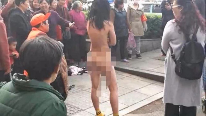 Nữ siêu trộm Trung Quốc khỏa thân để chống bị bắt - 1