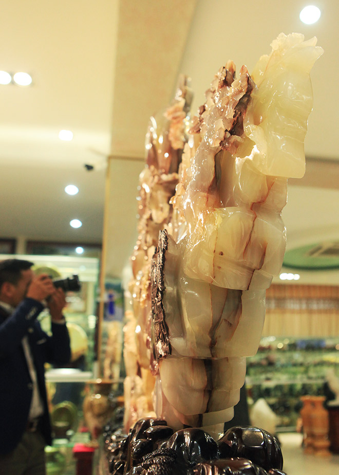 Ngắm bức tranh "Sơn thủy hữu tình" bằng ngọc cẩm thạch nguyên khối - 2