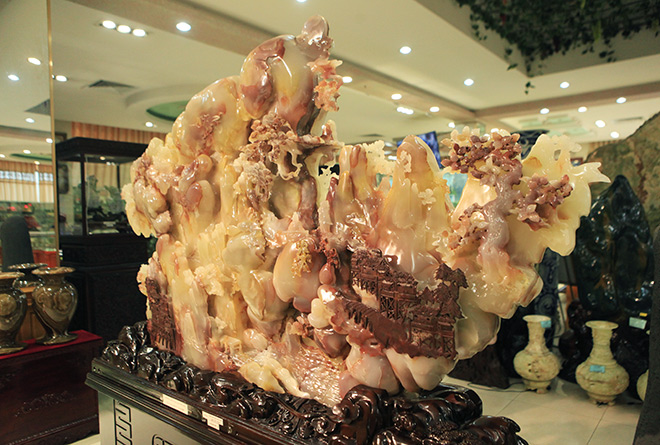 Ngắm bức tranh "Sơn thủy hữu tình" bằng ngọc cẩm thạch nguyên khối - 1