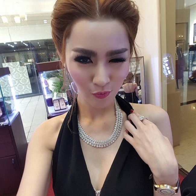 Cận cảnh bộ trang sức kim cương đắt đỏ của chân dài Thái Lan.&nbsp;