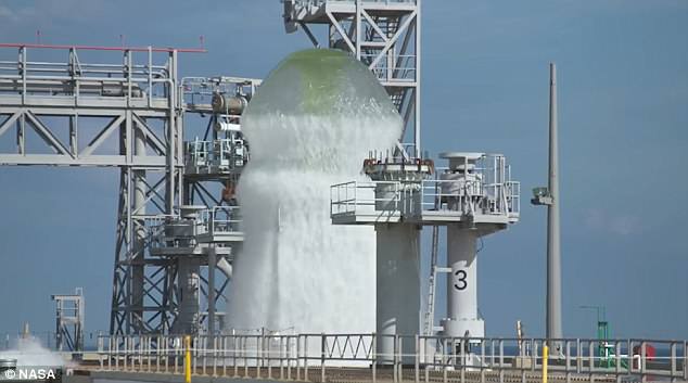 Choáng ngợp cảnh động cơ tên lửa phun 1,7 triệu lít nước lên cao - 1