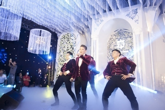 Mr. Đàm cùng “Bầu Tam” Asanzo về Quảng Ninh dự đám cưới xa hoa bậc nhất - 1