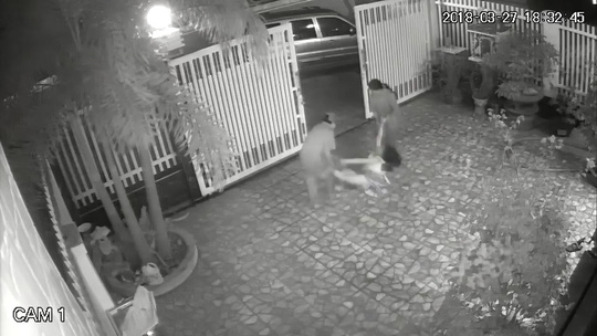 Video: Bé gái 9 tuổi bị bố mẹ đánh, kéo lê trên đường - 1