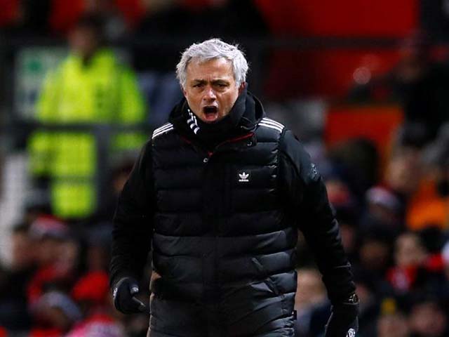 MU: Mourinho họp khẩn, quyết định tương lai Pogba & Shaw