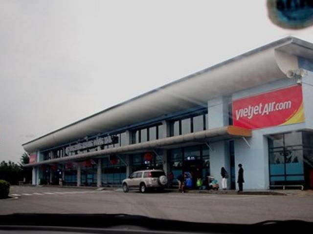 Sân bay Đồng Hới bị phạt 35 triệu vì ngưng phục vụ để... đánh cầu lông
