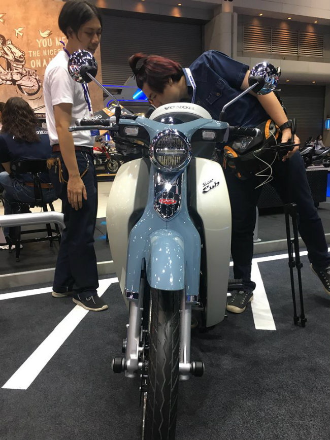 Điểm khác lạ giống EV-Cub của C125 chính là thiết kế đèn pha trước có dáng cúp xuống nhờ hộc bao ở trên tách đôi vuốt dài theo ghi đông tay lái, tạo hình như chữ V.
