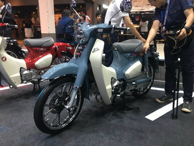 2018 Honda Super Cub C125 vừa trình làng tại triển lãm xe 2018 Bangkok Motor Show ở Thái Lan. Phong cách của C125 được đánh giá giống như hình hài mẫu xe điện tương lại EV-Cub.