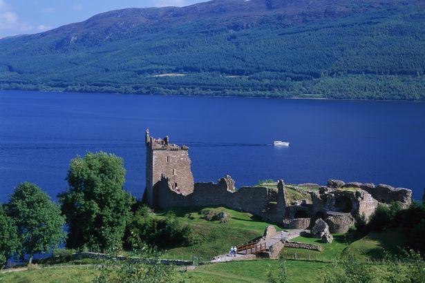 Video: Quái vật hồ Loch Ness tái xuất cùng gia đình? - 1