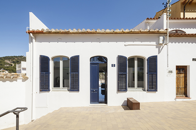 Dự án thuộc Tây Ban Nha  có diện tích 202.0 m2. Là một ngôi nhà nằm cạnh biển Địa Trung Hải, trên tuyến đường nối các thị trấn và bãi biển của Costa Brava.