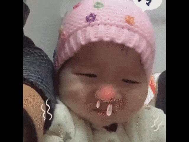 Video Clip Cười - Bé "cay mũi" khi có bố mẹ bá đạo như thế này