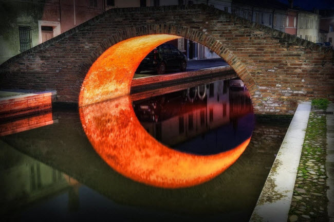 Cầu Mặt trăng, Italia