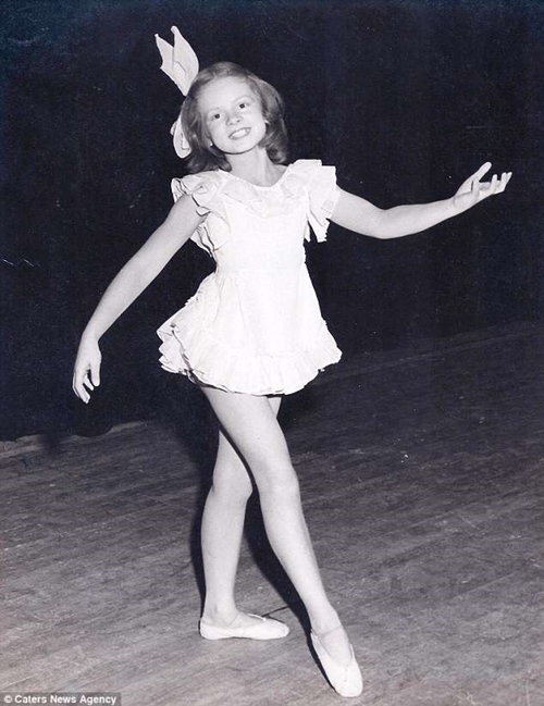 Cụ bà gần 80 vẫn thon gọn và dẻo dai khó tin nhờ múa ballet - 3