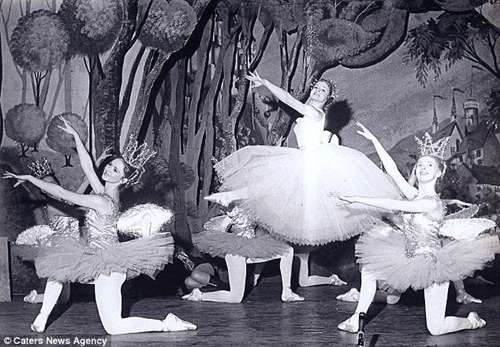 Cụ bà gần 80 vẫn thon gọn và dẻo dai khó tin nhờ múa ballet - 4