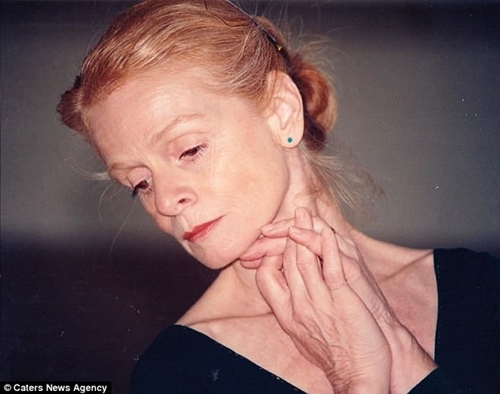 Cụ bà gần 80 vẫn thon gọn và dẻo dai khó tin nhờ múa ballet - 1