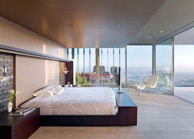 Phòng ngủ hiện đại, sử dụng tông màu sáng.  Lớp cửa kính trong suốt tạo điều kiện đón ánh nắng lý tưởng cho căn phòng.