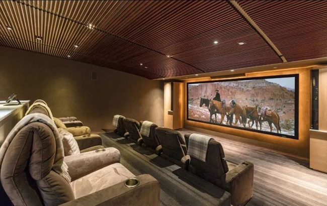 Phòng chiếu phim tại gia được thiết kế với tông màu tối sang trọng, đẳng cấp