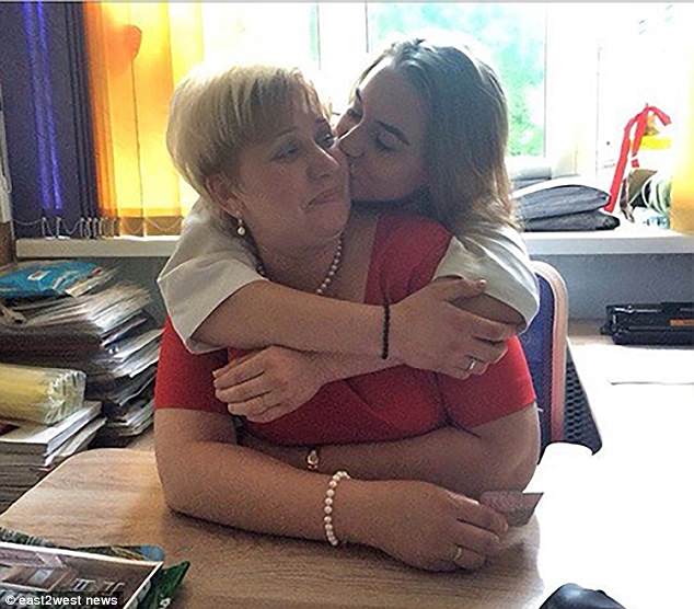 Cô giáo Nga bị điều tra vì hình ảnh nhạy cảm với nữ sinh - 1