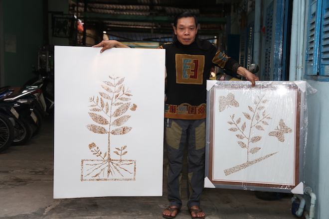 “Dị nhân” bắn sữa bằng mắt trổ tài vẽ tranh bằng mắt - 1