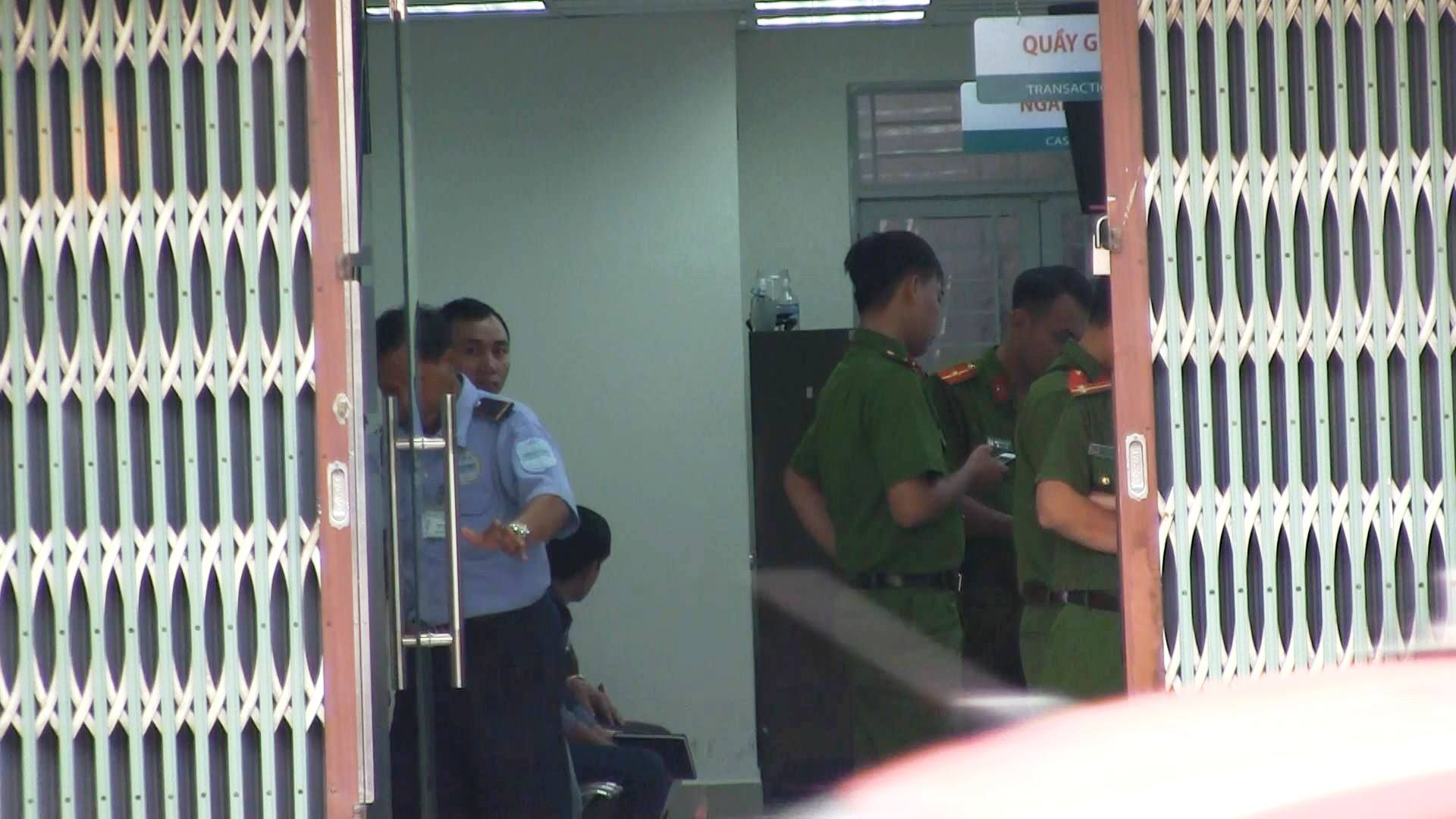 Lộ diện hai đối tượng dùng vật giống súng cướp ngân hàng ở Sài Gòn - 5