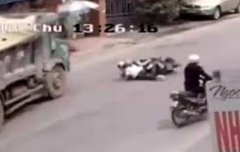 Hai nữ sinh được tài xế xe tải cứu phải chịu trách nhiệm gì? - 1