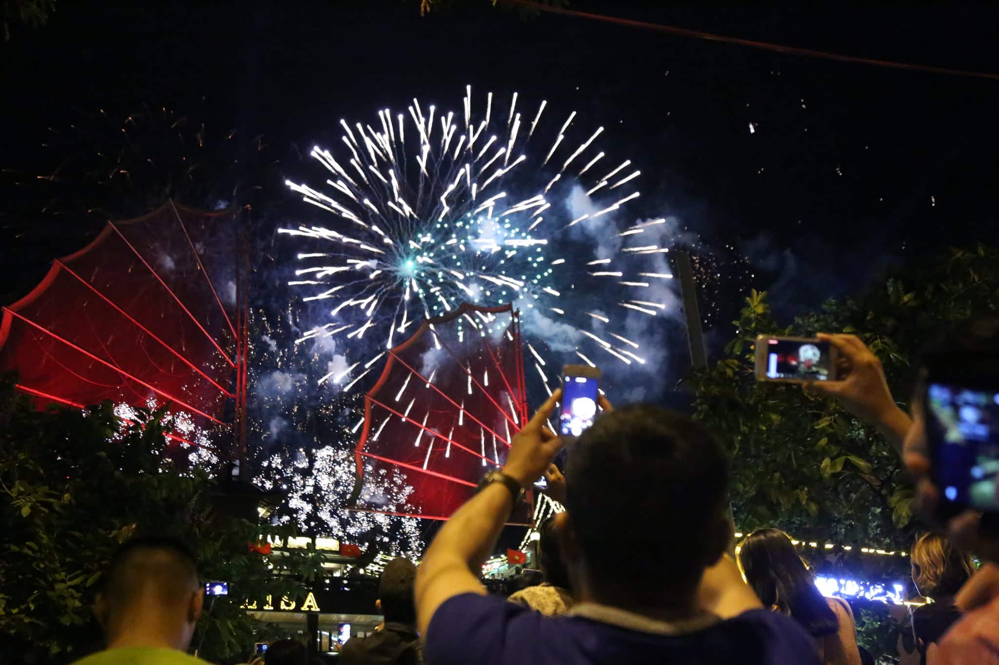 Khoảnh khắc pháo hoa rực sáng đón chào năm mới 2019 - 5