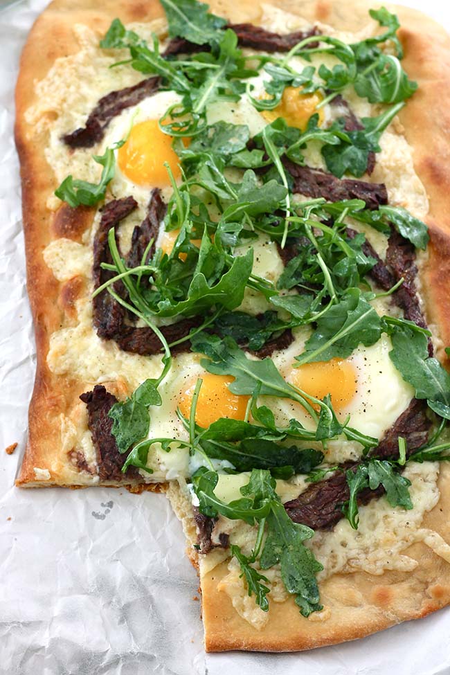 Bánh mì nướng với steak bò, trứng và rau arugula &#40;một dạng xà lách&#41;.