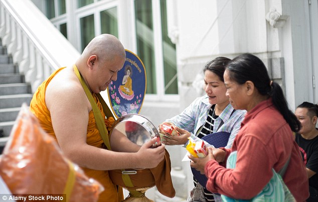 30 vạn nhà sư Thái Lan đối mặt béo phì và bệnh tật vì đồ ăn dân cho - 1