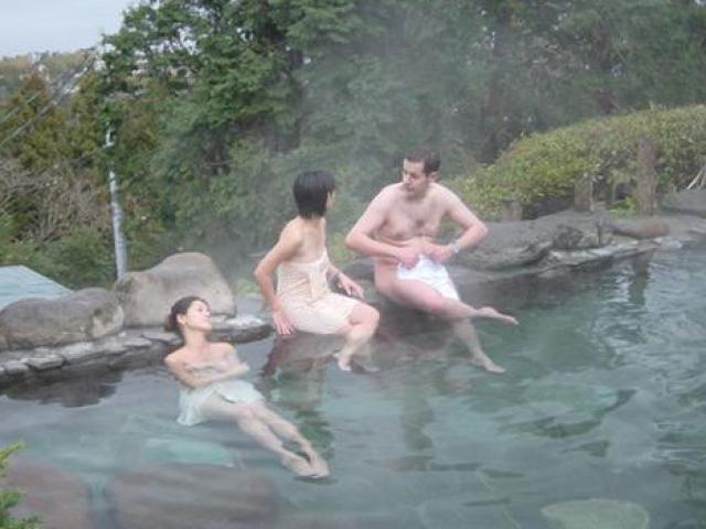 Bạn trẻ - Cuộc sống - Nơi nam nữ khỏa thân tắm chung, chỉ mang theo một chiếc khăn che chỗ nhạy cảm