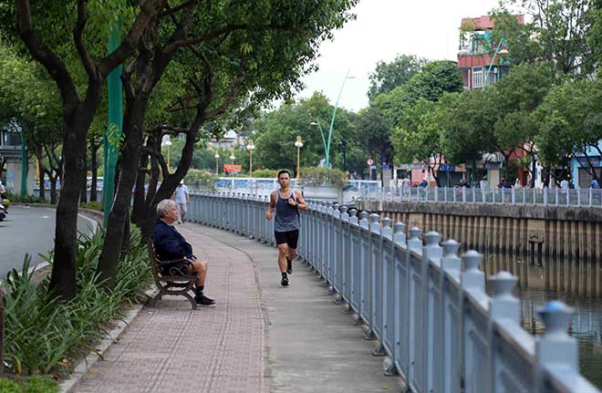 Vẻ vắng lặng, đẹp lạ lùng trong sáng đầu năm ở nơi sầm uất nhất cả nước - 23