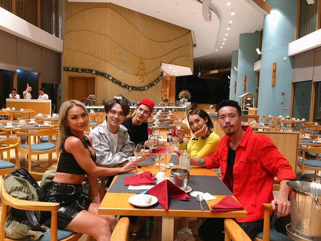 Sao Việt đón năm mới: Người diện bikini, người "khóa môi" ngọt ngào - 7