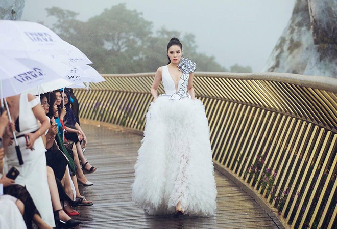 Sao Việt đón năm mới: Người diện bikini, người "khóa môi" ngọt ngào - 3