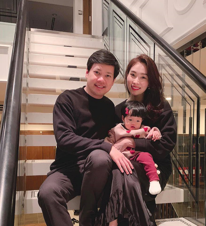 Sao Việt đón năm mới: Người diện bikini, người "khóa môi" ngọt ngào - 1