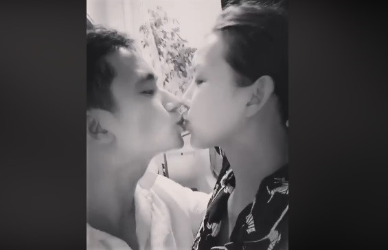 Sao Việt đón năm mới: Người diện bikini, người "khóa môi" ngọt ngào - 8