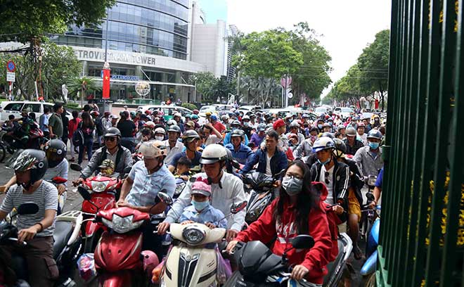 Người lớn, trẻ em bơ phờ trong khu vui chơi ở Sài Gòn ngày đầu năm - 2